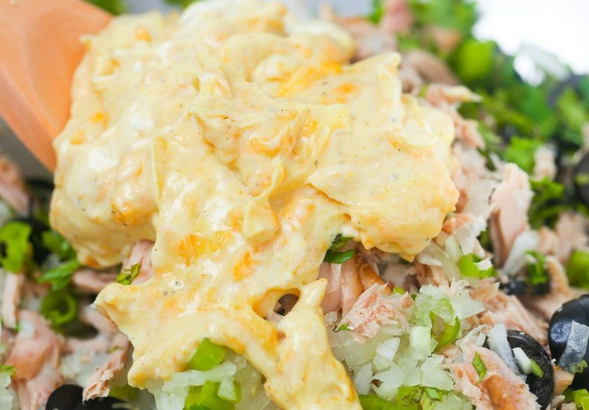 1. Этап. Салат с консервированным тунцом: Добавьте заправку в салат. Тщательно перемешайте.