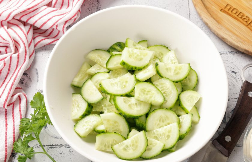 1. Этап. Салат с огурцами, помидорами и майонезом: Огурцы вымойте, разрежьте вдоль пополам и нарежьте дольками.