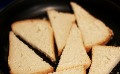 1. Этап. Гренки с яблоками: И выкладываем на сковороду хлеб, обжариваем его с одной стороны.