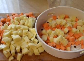 1. Этап. Оливье с индейкой: Выкладываем нарезанные овощи в форму от мультиварки для варки на пару. А мясо индейки — в чашу мультиварки и покрываем ее водой. Добавляем немного соли.