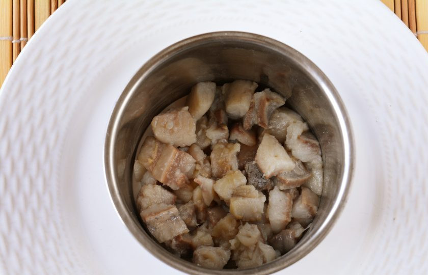 1. Этап. Селедка под шубой по ГОСТу: Выложите в форму для салата кубики репчатого лука, а сверху селедку. Слегка полейте майонезом.