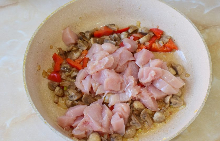 1. Этап. Тепаньяки с курицей: Следом выложите в сковороду нарезанное куриное мясо. Обжаривайте все вместе 15 минут, чтобы курица успела приготовиться.