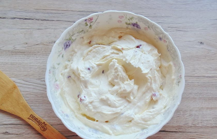 1. Этап. Творожная запеканка с вяленой вишней: Перемешайте творожную массу с вишней.