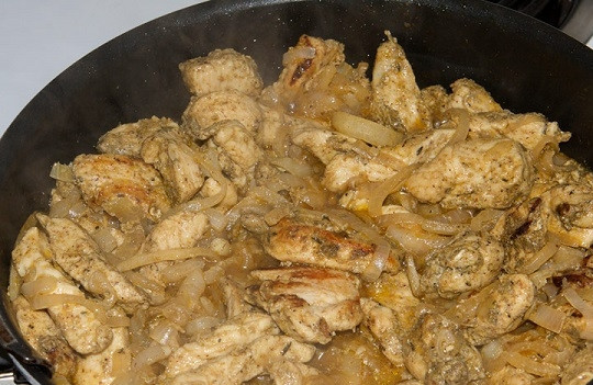 1. Этап. Куриное филе, жаренное на сковороде: 5. А дальше все очень просто: выложите филе на сковороду и жарьте на среднем огне до готовности. На это уйдет около 15-17 минут. Сразу же горячим подавайте блюдо к столу. Приятного аппетита!