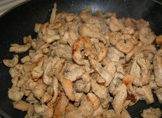 1. Этап. Курица по-китайски с ананасами: Параллельно в другой сковороде начинаем обжаривать промаринованную курицу.