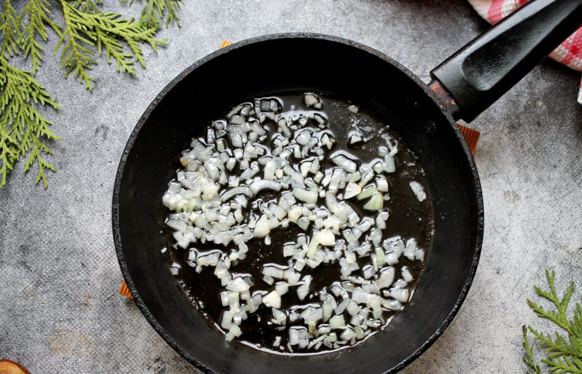 1. Этап. Вонголе в сливочном соусе: Репчатый лук и чеснок почистите и мелко порежьте. В сковороду налейте растительное масло, разогрейте на среднем огне и выложите овощи. Обжаривайте лук с чесноком на медленном огне в течение 7 минут. Лук и чеснок должны стать мягкими, но не обжариться.