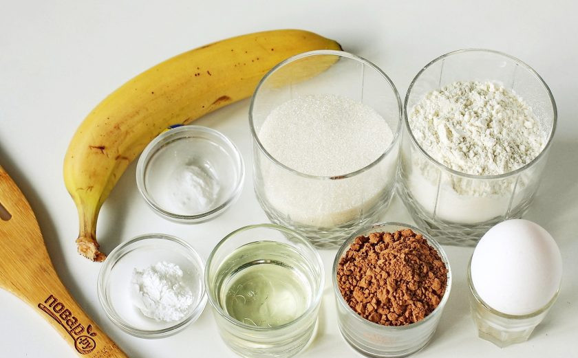 1. Этап. Шоколадно-банановые кексы: Подготовьте все ингредиенты.