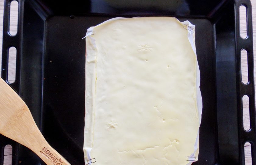 1. Этап. Яичные рулетики из крабовых палочек с сыром: Пеките омлет в духовке 15-20 минут. Духовку заранее разогрейте до 170 градусов.