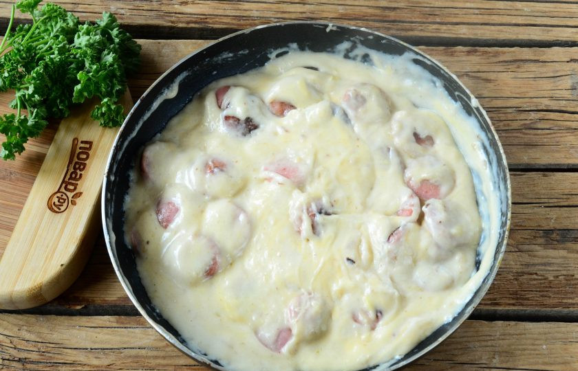 1. Этап. Хот-дог в луковых колечках: Благодаря сыру, который быстро расплавится, масса будет тягучей.