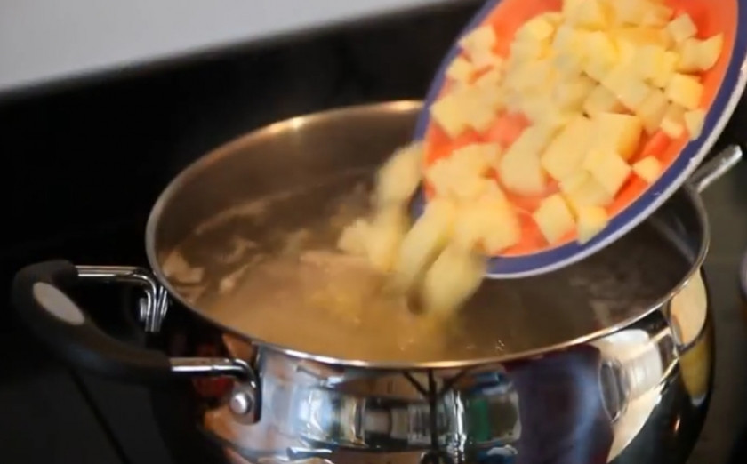 1. Этап. Борщ классический домашний: 2. Очистьте и нарежьте овощи. Добавьте в бульон замоченные сушеные грибы и картофель, варите 10 минут.