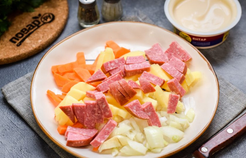 1. Этап. Суп с чечевицей и сыром: Копченую колбасу нарежьте небольшими по размеру кусочками.