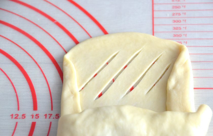 1. Этап. Пирог из рулетиков с разными начинками: На конце капустных рулетиков сделайте диагональные надрезы.