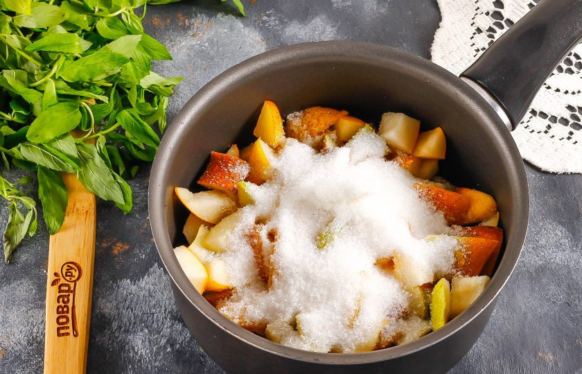 1. Этап. Варенье из груши дички: Всыпьте сахарный песок и влейте лимонный сок. Аккуратно перемешайте и поместите емкость на плиту. Прогрейте при умеренном нагреве, пока груша не выпустит сок. Затем нагрев выключите и оставьте нарезку в сиропе примерно на 1-2 часа для остывания.