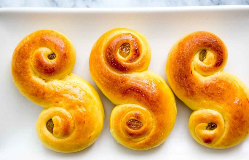 1. Этап. Булочки с шафраном: 15. Запекайте в разогретом до 200 градусов духовом шкафу 10-15 минут. Готовую выпечку удалите из духовки и оставьте для остывания на 10 минут. Приятного аппетита!