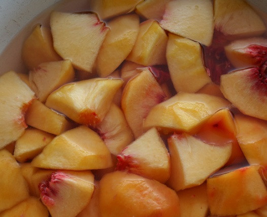 1. Этап. Варенье из персиков без кожуры: Приготовьте раствор из лимонной кислоты и воды. Персики тщательно моем и очищаем от кожи (опустите сперва в кипяток на минутку, а затем в холодную воду. кожица легко снимется). Нарезаем персики произвольно и опускаем в лимонный раствор.