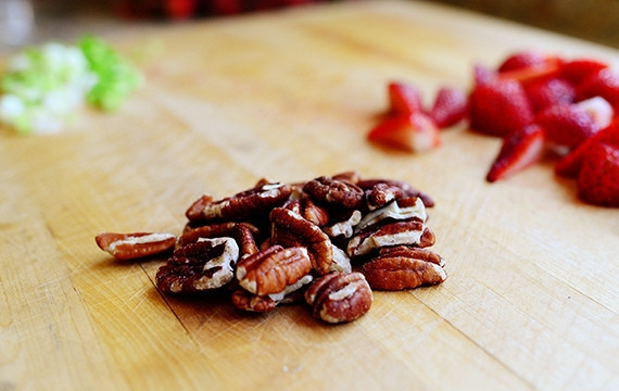 1. Этап. Салат с клубникой и курицей: Измельчите орехи пекан.