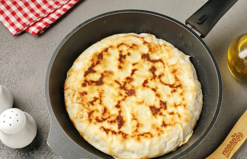 1. Этап. Яичница с помидором и сыром в лаваше на сковороде: Аккуратно переверните.