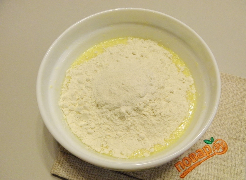 1. Этап. Коржики классические: Половину муки смешайте с разрыхлителем и введите в тесто. Начните замешивать, добавляя оставшуюся муку. Количество муки примерное, не спеши всыпать всю!