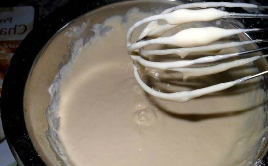 1. Этап. Пицца на сковороде с сыром: 1. Приготовить пиццу на сковороде с сыром в домашних условиях можно за полчаса. Первым делом замесите тесто: смешайте сметану, майонез, яйца и муку, тщательно помешивая. Тесто получается консистенции густой сметаны.