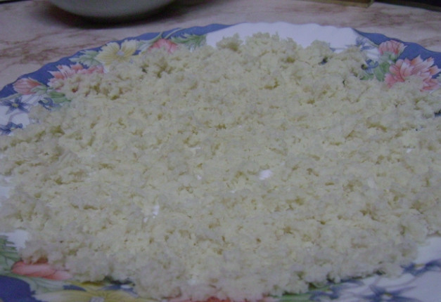 1. Этап. Салат с хреном: 1. Очистите хрен от кожуры. Потрите на среднюю терку. Уложите в емкость. Смешайте воду с уксусом, добавьте сахар. Жидкость должна покрыть корень. Отставьте в сторону.