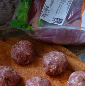 1. Этап. Котлеты в кексе: Разделить на 6 частей, сформовать колобки, ( 30-32 г.).