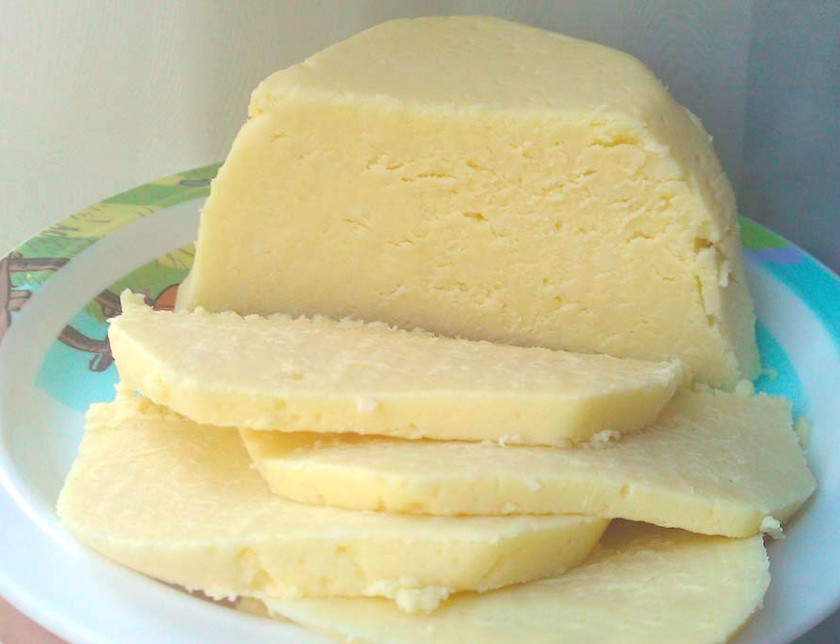 1. Этап. Домашний сыр из кефира и молока: Наутро вытаскиваем получившийся сыр. Вынимаем его из марли и кладем на тарелку. Можно нарезать ножом и класть на хлебушек. Приятного аппетита!