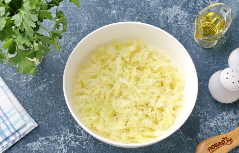 1. Этап. Диетические капустные оладьи: Отварите капусту в кипящей воде в течение 5 минут, а затем откиньте на сито. Дайте немного остыть, слегка отожмите и переложите в глубокую миску.