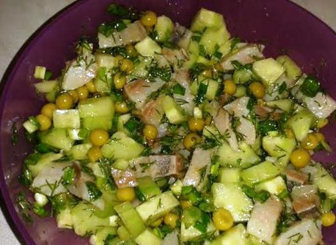 1. Этап. Простой салат с горошком консервированным: Хорошо перемешайте, дайте настояться минут 15 и подайте на стол.