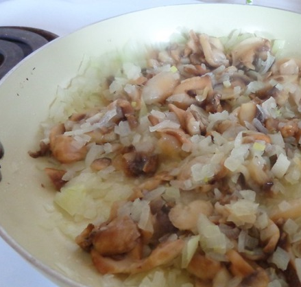 1. Этап. Салат Королевский с курицей: 2. На оставшемся растительном масле обжарим лук полукольцами, кусочки грибов и курицы. Специи - по вкусу. Тоже оставим остыть.