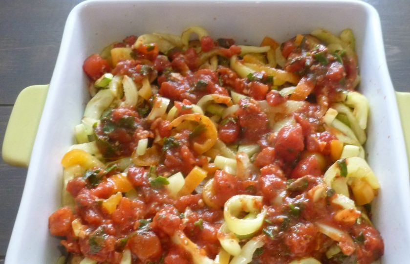 1. Этап. Тумбет: Выкладывайте овощи в форму слоями, смазывая каждый слой небольшим количеством томатного соуса и приправляя солью и перцем. Сверху выложите оставшийся соус.