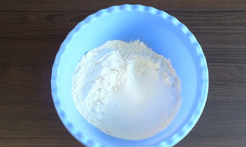 1. Этап. Киш с малиной: В чаше соедините муку, 50 грамм сахара, разрыхлитель и соль. Перемешайте.