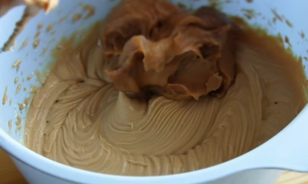 1. Этап. Торт Муравейник из детства: 7. Для приготовления крема взбейте миксером размягченное сливочное масло, а затем в несколько подходов добавляйте вареную сгущенку.