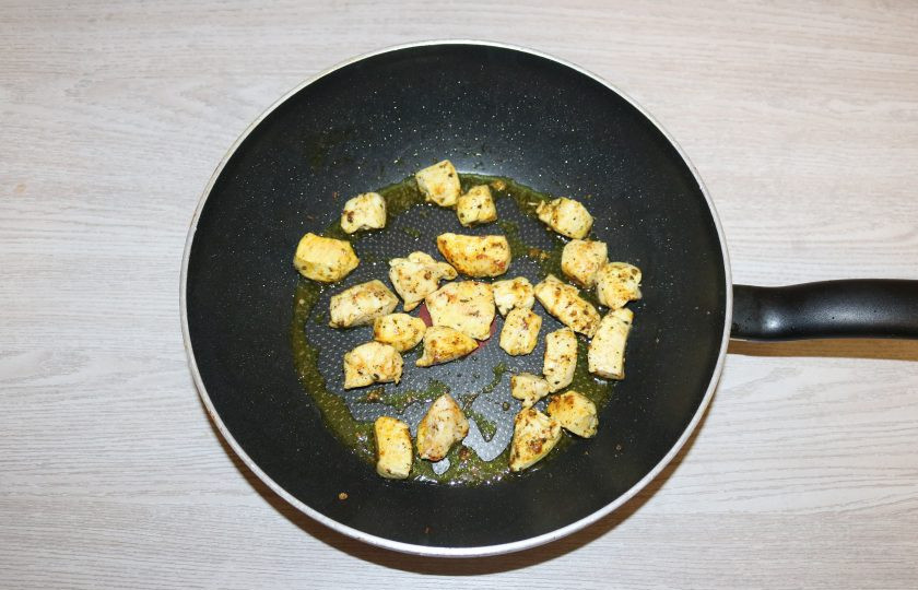 1. Этап. Рис с курицей и фасолью: Посолите, посыпьте специями для курицы.