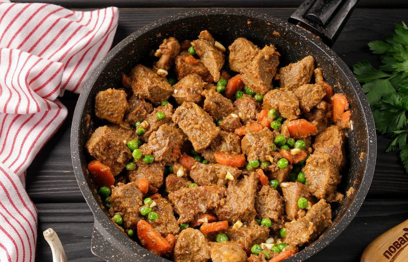 1. Этап. Говядина с зелёным горошком: Перемешайте, накройте крышкой и готовьте ещё около 5 минут. Говядина с зелёным горошком готова.