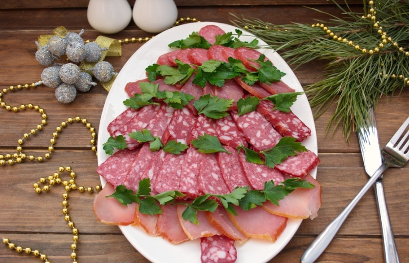 1. Этап. Мясная нарезка в виде ёлочки: Подайте мясную нарезку в виде ёлочки к столу.