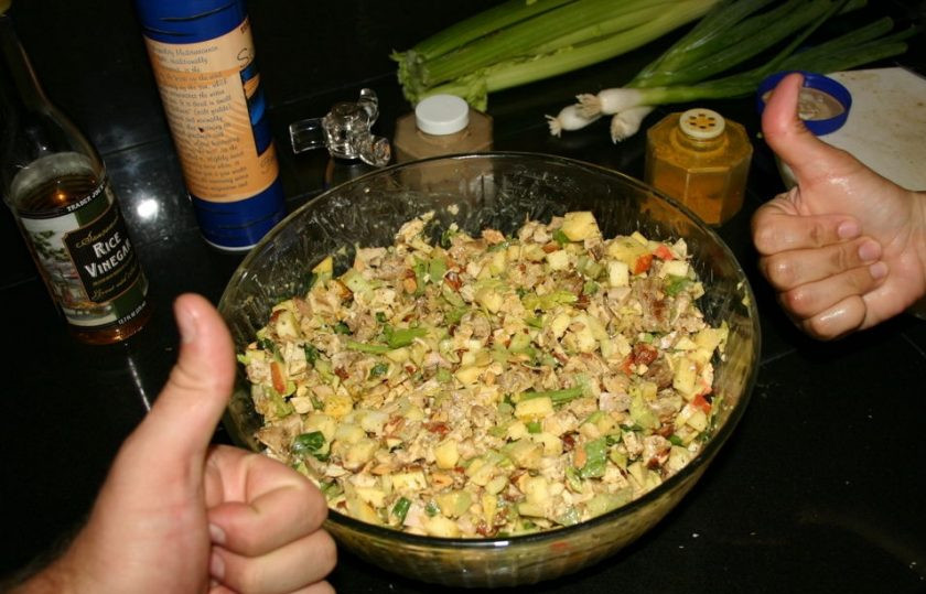 1. Этап. Салат из куриных грудок: 10. Салат отправляю в холодильник на пару минут, а после этого подаю к столу.