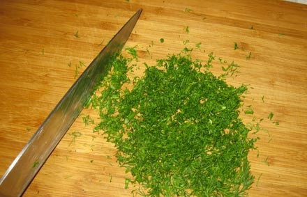1. Этап. Рулет из лаваша с ветчиной и сыром: 5. Вымойте, просушите и измельчите укроп. При желании можно использовать и любую другую зелень.