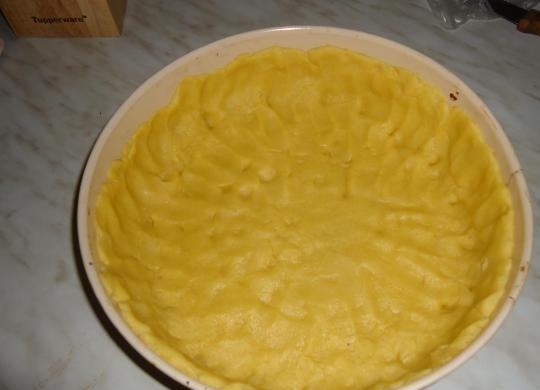 1. Этап. Вкусный пирог с вишней и творогом: 10. Достаньте из холодильника тесто. Распределите его в форме для выпечки так, чтобы образовались бортики.