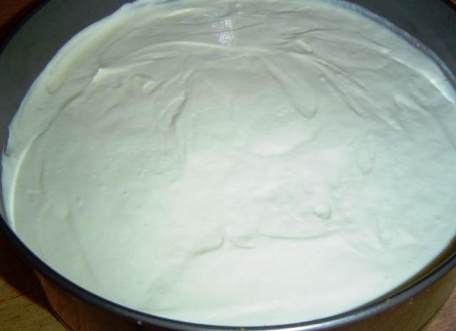 1. Этап. Сливочный тарт с карамелью: Получившуюся сливочную смесь равномерно распределяем по слегка затвердевшему коржу. Разравниваем и отправляем в духовку на 10-15 минут при 180 градусах. Затем достаем из духовки и отправляем в холодильник на 12 часов.