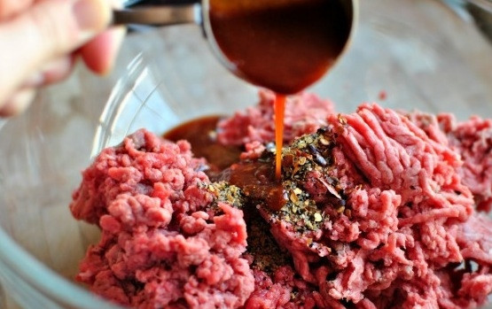 1. Этап. Котлеты для бургеров на сковороде: Добавьте кетчуп.