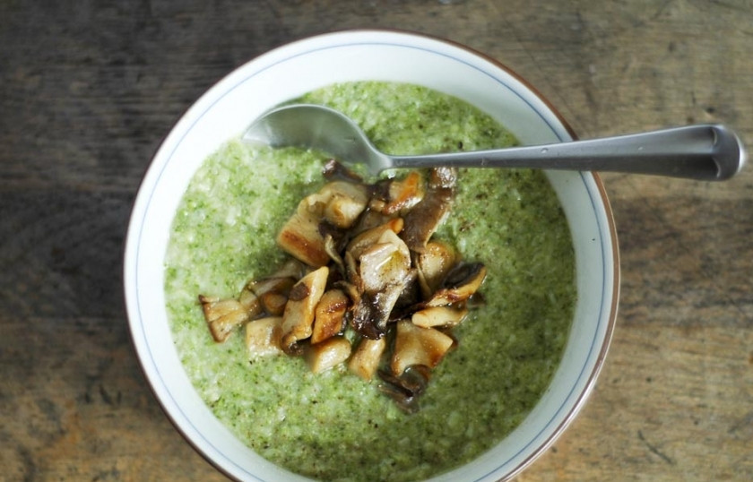 1. Этап. Суп с брокколи и грибами: Подавайте суп, добавив обжаренные грибы. Украсьте петрушкой. Ваш суп с грибами и брокколи готов!