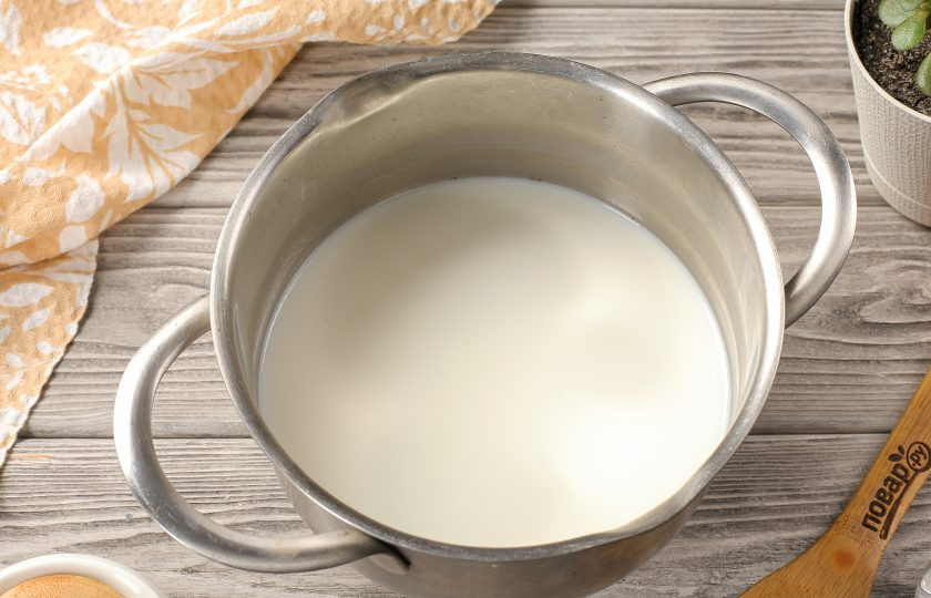 1. Этап. Геркулесовая каша на молоке: Влейте в кастрюлю воду и молоко. Доведите до кипения.