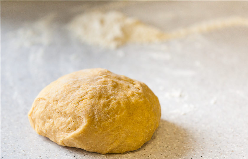 1. Этап. Чак-чак без водки: Добавив еще муки, замесите тесто.