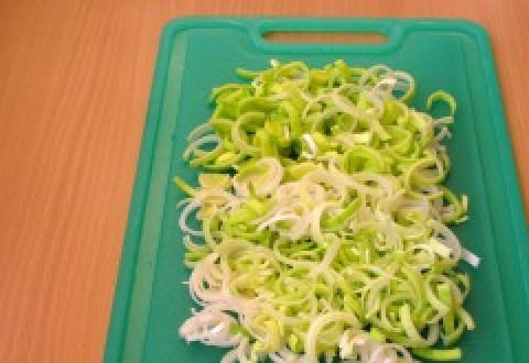 1. Этап. Паста с телятиной: Полукольцами режем лук порей.