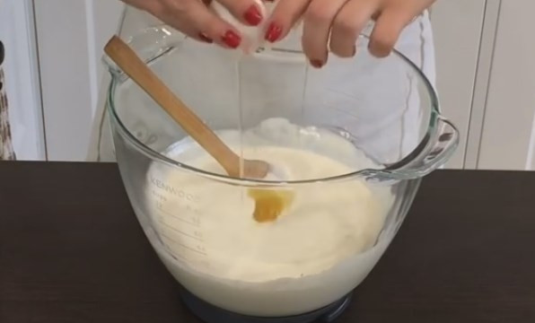 1. Этап. Вкусный домашний чизкейк: 4. Добавьте сливки, а потом по очереди вмешивайте по 1 яйцу. Перемешивайте медленно до однородности. Когда 