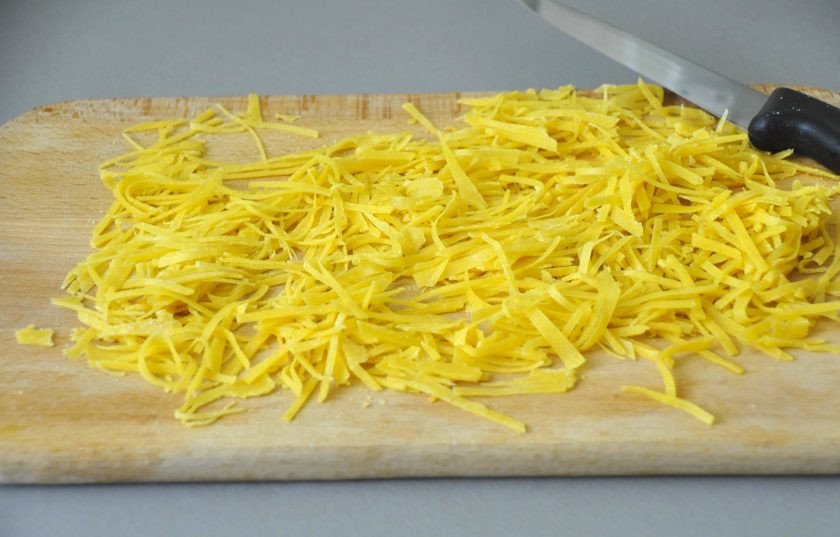 1. Этап. Куриная лапша с опятами: Раскатайте тесто в пласт как можно тоньше и нарежьте из него лапшу.