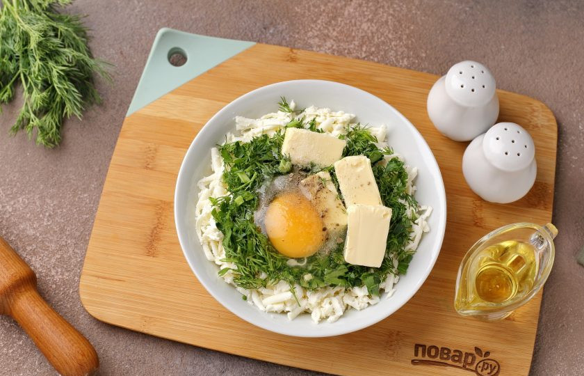 1. Этап. Вареники с адыгейским сыром и зеленью: Сыр раскрошите руками или натрите на крупной тёрке. Добавьте измельчённую свежую зелень, яйцо, размягчённое сливочное масло, соль и перец по вкусу.