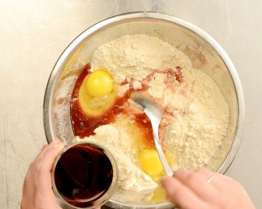 1. Этап. Канноли по-сицилийски: 1. Охлажденное сливочное масло нужно нарезать на части и смешать с просеянной мукой. Добавьте соль, сахар, ванильный сахар и при желании можно добавить немного корицы. Начните резать ножом ингредиенты, перемешивая их. Спустя 10 минут у вас получится крошка. Затем добавьте яйца, 2 яйца и вино и замесите эластичное тесто.