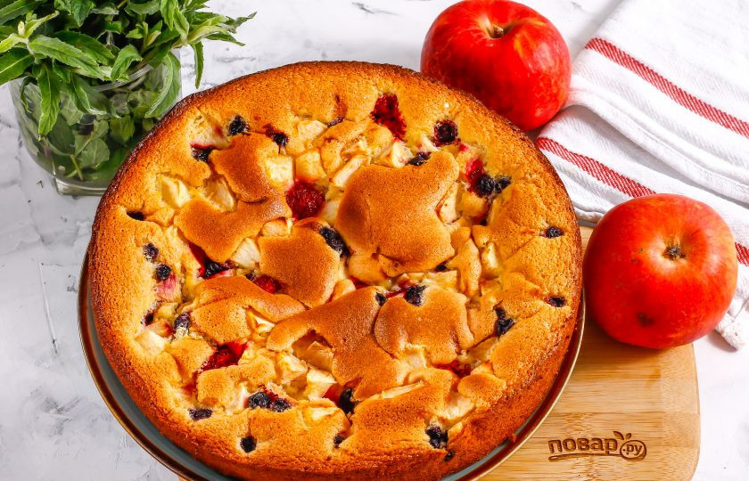 1. Этап. Пирог с яблоками и ягодами: Затем выложите десерт на досочку, аккуратно поддевая по краю формы.