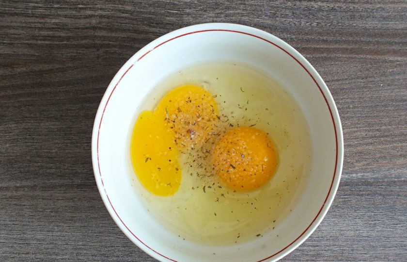 1. Этап. Судак в ореховой панировке: В чаше смешайте яйца с солью и специями.